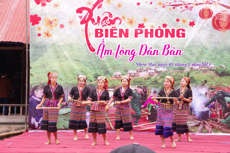 Biểu diễn văn nghệ của bà con nhân dân xã Nhôn Mai, huyện Tương Dương.