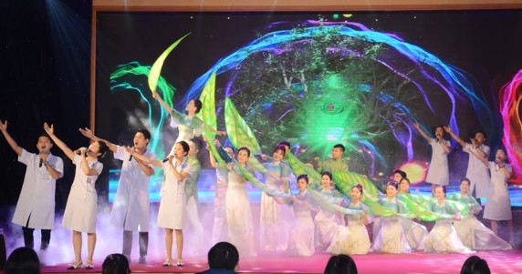 Phần thi giới thiệu của Bệnh viện Hữu nghị Đa khoa Nghệ An. (Ảnh: Thành Chung) Phần thi giới thiệu của Bệnh viện Hữu nghị Đa khoa Nghệ An. (Ảnh: Thành Chung)