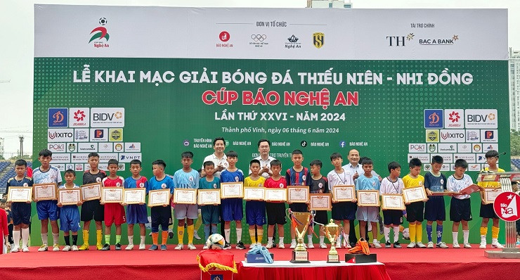 Những cầu thủ "học giỏi, đá bóng hay" được nhận quà tại lễ khai mạc mùa giải lần thứ 26.