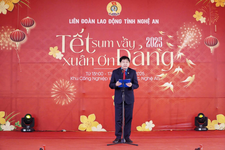 Chủ tịch Liên đoàn Lao động tỉnh Nghệ An Kha Văn Tám phát biểu tại chương trình.