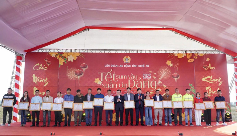 Ủy ban nhân dân tỉnh Nghệ An đã tặng Bằng khen cho 40 công nhân, lao động tiêu biểu, đã đạt được nhiều thành tích cao trong lao động, sản xuất.