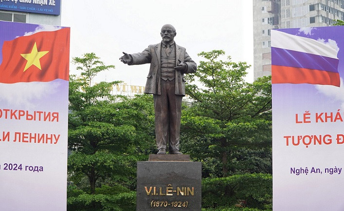 Tượng V.I.Lenin nằm ở trung tâm, khu vực giao nhau giữa đại lộ Lenin với đường Nguyễn Phong Sắc (thành phố Vinh).
