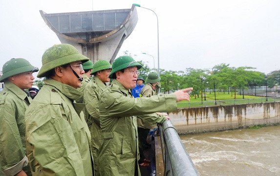 Kiểm tra công tác thoát lũ ở cống Diễn Thành. (Ảnh Phạm Bằng) Kiểm tra công tác thoát lũ ở cống Diễn Thành. (Ảnh Phạm Bằng)