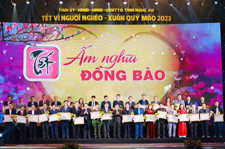 Trao bằng khen và tặng hoa cảm ơn các đơn vị, doanh nghiệp, tổ chức, nhà hảo tâm đã đóng góp, ủng hộ Chương trình Tết Vì người nghèo Xuân Quý Mão 2023.