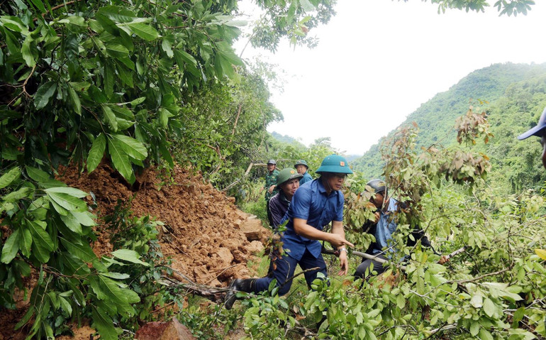 Ngày 10/9, đoàn công tác huyện Kỳ Sơn kiểm tra các điểm sạt lở trên đường vào bản Cha Nga.