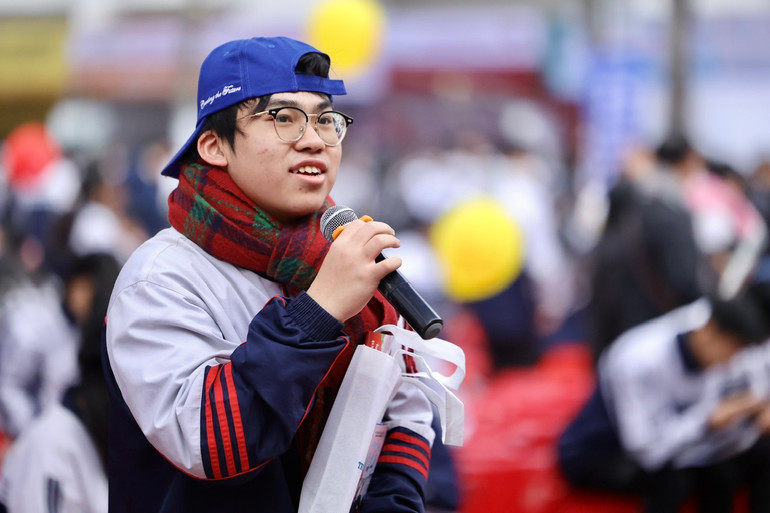 Các học sinh đặt câu hỏi cho ban cố vấn tại chương trình.