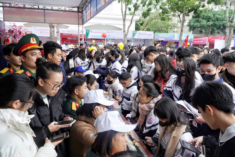 Các trường đại học tư vấn trực tiếp cho học sinh tại các gian tư vấn.