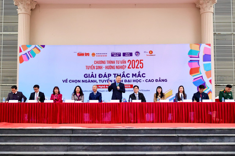 Các chuyên gia đến từ Bộ Giáo dục và Đào tạo, các trường đại học tư vấn trực tiếp cho các thí sinh tại chương trình.