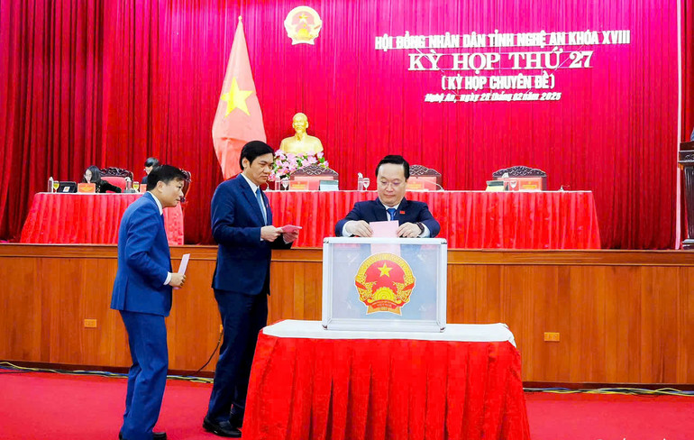 Các đại biểu bỏ phiếu bầu bổ sung Phó Chủ tịch Ủy ban nhân dân tỉnh Nghệ An nhiệm kỳ 2021-2026.