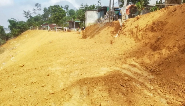 Xử lý tạm thời các vết nứt, hạ thấp điểm sạt lở, lu lèn các vết nứt. (Ảnh Thanh Phúc)