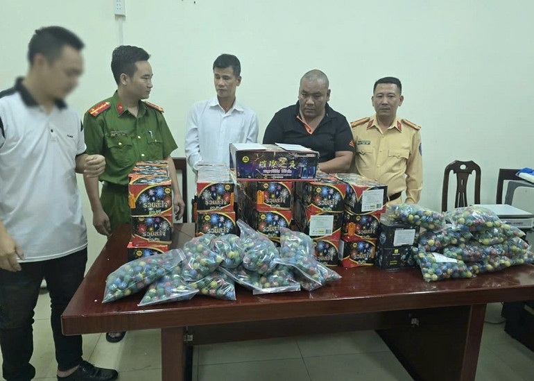 Tang vật pháo lậu.