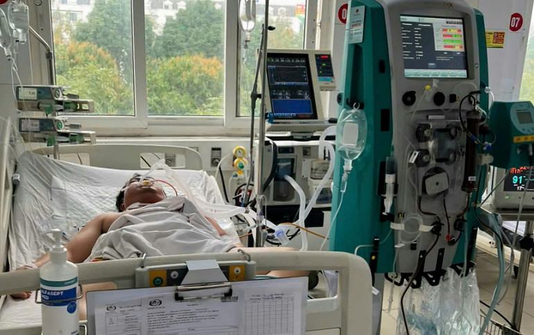 Bệnh nhân Aloun Sack điều trị tại Khoa Hồi sức tích cực trong tình trạng nguy cơ tử vong cao.