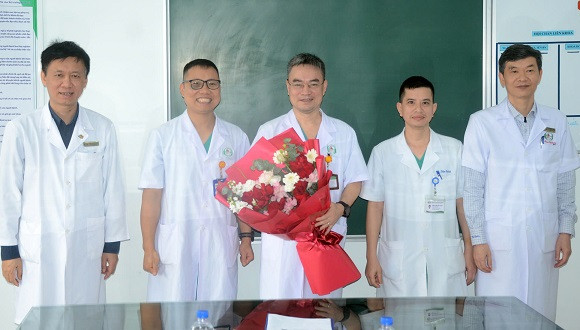 Lãnh đạo Bệnh viện Hữu nghị Đa khoa Nghệ An tặng hoa chúc mừng lãnh đạo Khoa Hồi sức tích cực đã cứu sống bệnh nhân có nguy cơ tử vong cao.