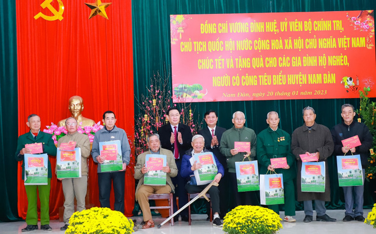 Chủ tịch Quốc hội tặng quà cho các gia đình người có công tiêu biểu.