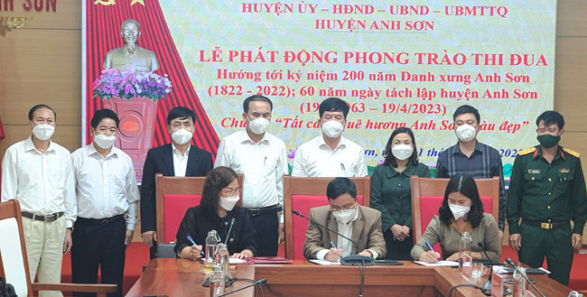 Huyện Anh Sơn tổ chức Lễ phát động và ký cam kết phong trào thi đua “Tất cả vì quê hương Anh Sơn giàu đẹp”.