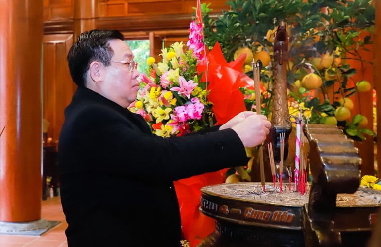 Chủ tịch Quốc hội dâng hương tưởng niệm Chủ tịch Hồ Chí Minh.
