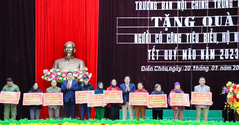 Đồng chí Phan Đình Trạc, Trưởng Ban Nội chính Trung ương và đồng chí Hoàng Nghĩa Hiếu, Phó Bí thư Tỉnh ủy Nghệ An, trao tặng kinh phí hỗ trợ xây dựng 10 căn nhà đại đoàn kết cho 10 hộ gia đình đặc biệt khó khăn trên địa bàn huyện Diễn Châu. (Ảnh: Phạm Bằng)