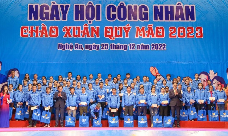 Liên đoàn Lao động tỉnh Nghệ An vừa tổ chức trao quà cho khoảng 1.000 công nhân, người lao động có hoàn cảnh khó khăn ở Nghệ An.