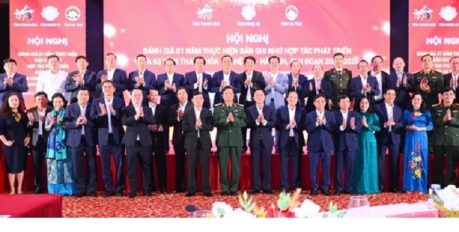 Các đại biểu chụp ảnh lưu niệm.