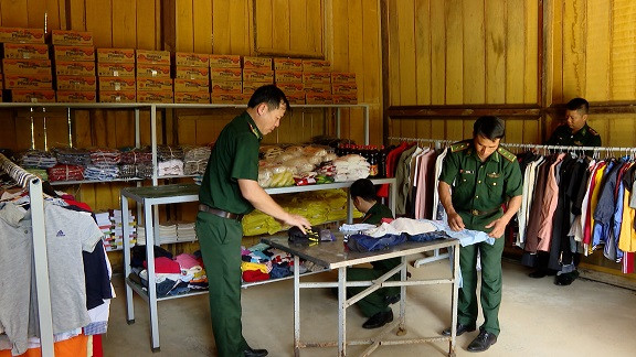 Chuẩn bị hàng hóa, quần áo, đồ dùng... tại ngôi nhà thiện nguyện để cấp cho người dân. Chuẩn bị hàng hóa, quần áo, đồ dùng... tại ngôi nhà thiện nguyện để cấp cho người dân.