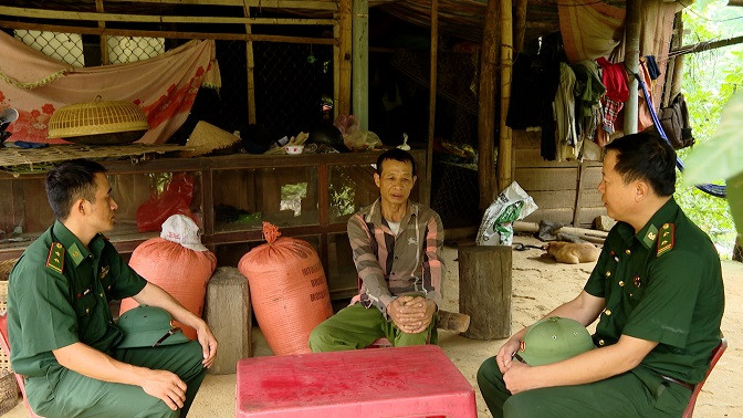 Cán bộ, chiến sĩ Đồn Biên phòng Châu Khê thường xuyên bám địa bàn để tuyên truyền, hỗ trợ người dân phát triển kinh tế. Cán bộ, chiến sĩ Đồn Biên phòng Châu Khê thường xuyên bám địa bàn để tuyên truyền, hỗ trợ người dân phát triển kinh tế.