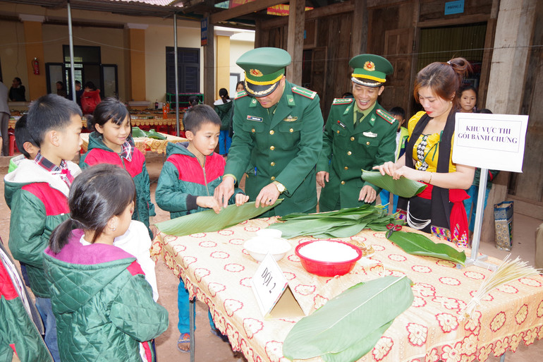 Thi gói bánh chưng.