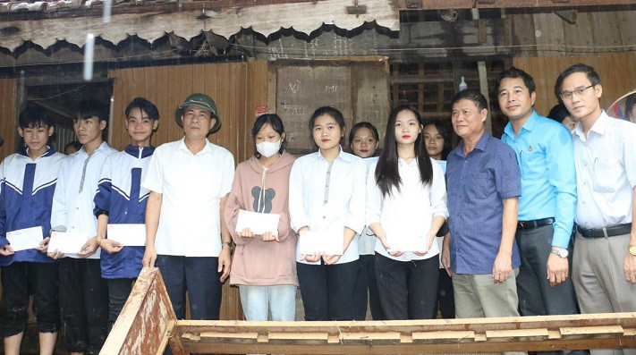 Trao quà hỗ trợ cho các học sinh đang ở trọ bị thiệt hại do mưa lũ.