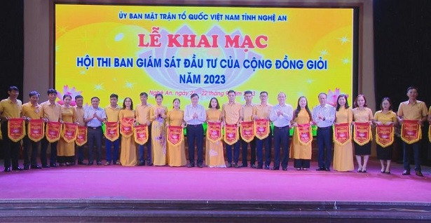 Trao cờ lưu niệm cho các đội dự thi.