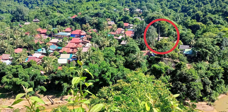 Tháp cổ (vòng tròn màu đỏ) nằm cạnh bờ sông Nậm Nơn thơ mộng và bản Yên Hòa thanh bình.