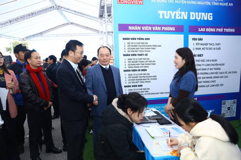 Để thu hút lao động, các doanh nghiệp phải có chính sách đãi ngộ thỏa đáng tiền lương, thưởng và các chế độ khác.