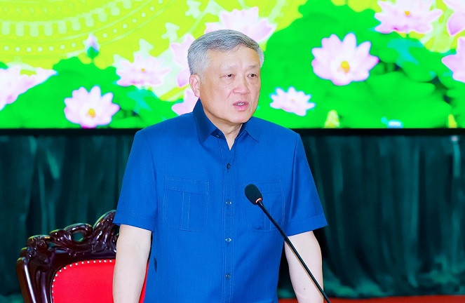 Đồng chí Chánh án Tòa án nhân dân tối cao Nguyễn Hòa Bình phát biểu, kết luận buổi làm việc.