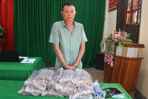 Đối tượng Lê Văn Đạt và tang vật thuốc nổ.