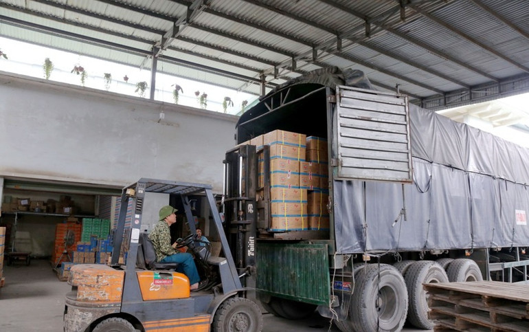 Đưa hàng hóa từ kho đầu mối đi các huyện miền núi phía tây Nghệ An.