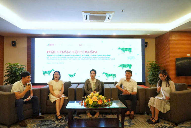 Phiên tọa đàm với chủ đề "Phương pháp tiếp cận sáng tạo trong truyền thông an toàn vệ sinh thực phẩm: Nhà nghiên cứu, nhà báo và cộng đồng" được thảo luận sôi nổi.