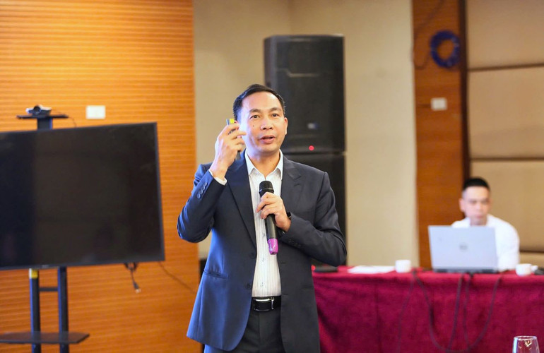 Viện trưởng Viện Sức khỏe môi trường và Phát triển bền vững Phạm Đức Phúc chia sẻ tại hội thảo.