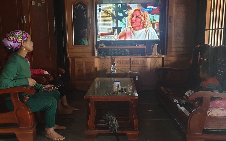 Nhờ có điện, đồng bào sắm ti-vi để xem thời sự và cập nhật các kiến thức phát triển kinh tế. Nhờ có điện, đồng bào sắm ti-vi để xem thời sự và cập nhật các kiến thức phát triển kinh tế.