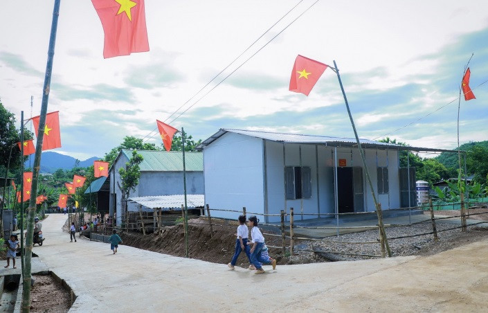 Những ngôi nhà mới ở bản Châu Sơn, xã Châu Khê, huyện Con Cuông được ngành Công an hỗ trợ.