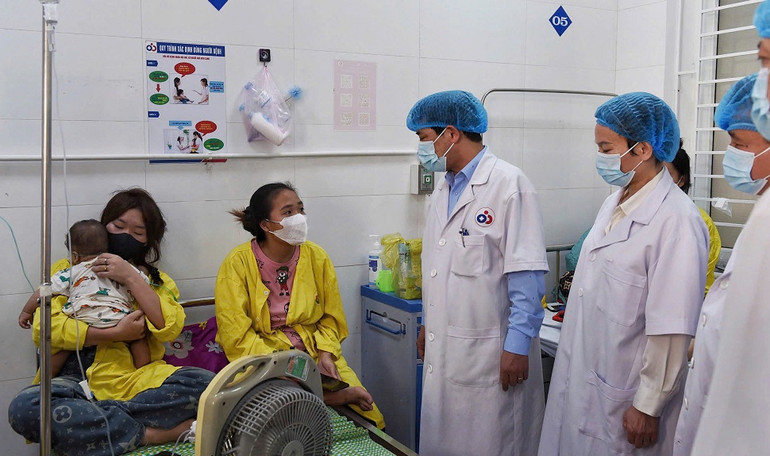 Đoàn kiểm tra, giám sát Bộ Y tế nắm tình hình bệnh sởi tại Bệnh viện Sản-Nhi Nghệ An.