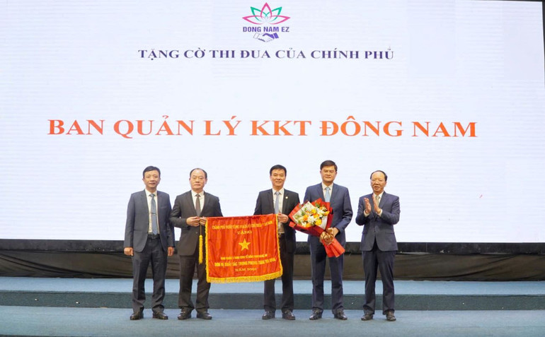 Thừa ủy quyền của Thủ tướng Chính phủ, Phó chủ tịch Ủy ban nhân dân tỉnh Nghệ An Bùi Thanh An đã trao tặng Cờ thi đua của Chính phủ cho Ban quản lý Khu kinh tế Đông Nam.