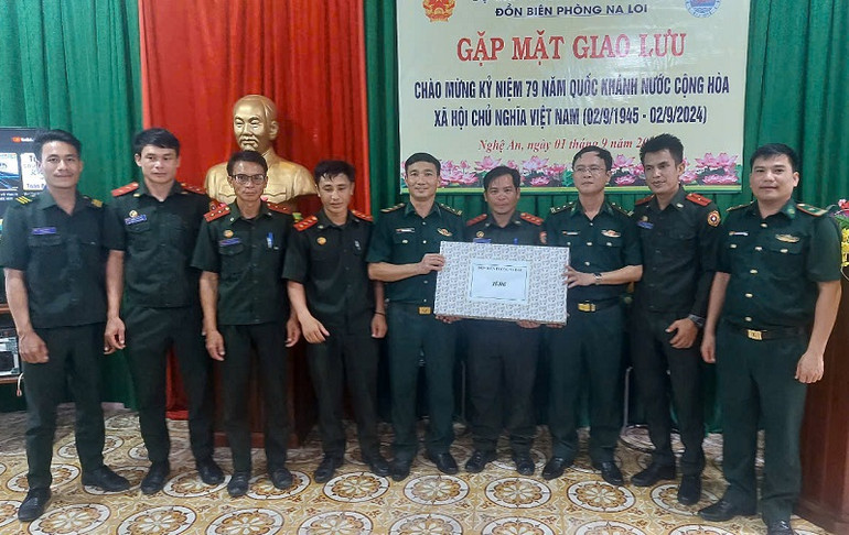 Đại đội Biên phòng 223 (Bộ chỉ huy Quân sự tỉnh Xiêng Khoảng) sang thăm, tặng quà, chúc mừng Đồn Biên phòng Na Loi.