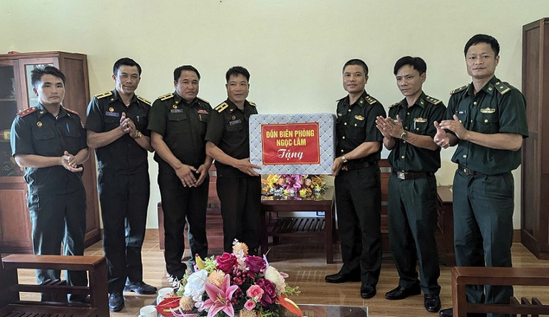 Đồn Biên phòng Ngọc Lâm tặng quà Đại đội Biên phòng 252.