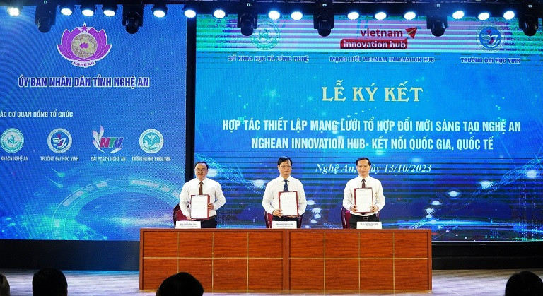 Lãnh đạo Sở Khoa học và Công nghệ tỉnh Nghệ An, Mạng lưới Vietnam Innovatino hub và Trường đại học Vinh ký kết hợp tác thiết lập mạng lưới tổ hợp đổi mới sáng tạo Nghệ An.