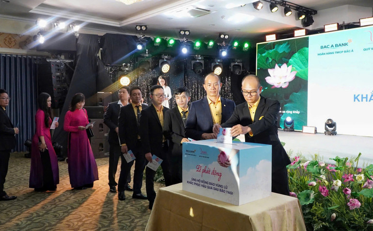 Các đại biểu quyên góp ủng hộ xây dựng hai trường học ở Lào Cai và Cao Bằng bị hư hại hoàn toàn do bão Yagi.