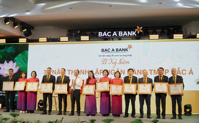 Tặng Bằng khen cho tập thể và cá nhân Bac A Bank đạt thành tích xuất sắc trong sự nghiệp xây dựng và phát triển kinh tế tỉnh Nghệ An.