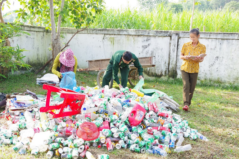 Chị em phụ nữ thôn Thủy Sơn thu gom phế liệu.