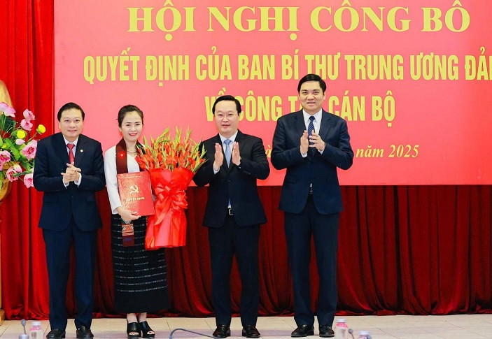 Các đồng chí Thường trực Tỉnh ủy tặng hoa chúc mừng tân nữ Phó Bí thư Tỉnh ủy Nguyễn Thị Minh Sinh.