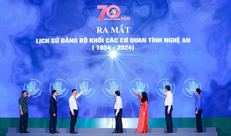 Các đồng chí lãnh đạo Trung ương, tỉnh, nguyên lãnh đạo, lãnh đạo Đảng ủy Khối Các cơ quan tỉnh đã thực hiện nghi thức ra mắt cuốn sách "Lịch sử Đảng bộ Khối Các cơ quan tỉnh Nghệ An (1954-2024)".