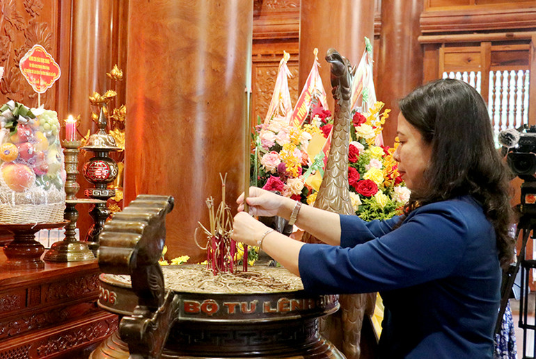 Phó Chủ tịch nước Võ Thị Ánh Xuân dâng hoa, dâng hương lên anh linh Chủ tịch Hồ Chí Minh. (Ảnh: Phan Quỳnh)