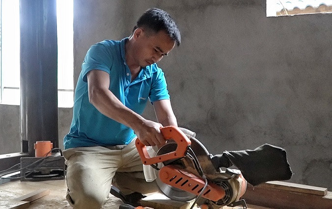 Nhờ có điện mà anh Lang Thái Phong làm mộc nhàn hạ và thu nhập tốt hơn. Nhờ có điện mà anh Lang Thái Phong làm mộc nhàn hạ và thu nhập tốt hơn.