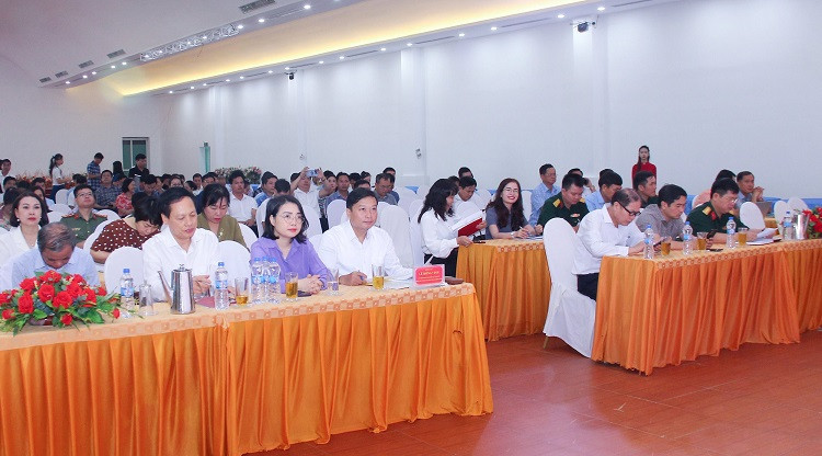 Các đại biểu trao đổi, giải đáp những vấn đề thực tiễn công tác dân vận ở cơ sở.